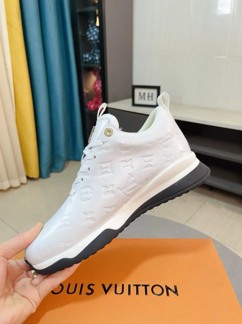Ex-factory price 520🌹🌹[lv]🌹High-end men's shoes brand: Official website 1:1 Latest masterpiece: The upper is made of Italian imported first-layer cowhide punching design➕made of full genuine leather lining🔥, making walking more convenient and comfortable! Exclusive new style, stunning work [color]! Create a fashionable personality to set off your uniqueness! A must-have for trendy men! Classic🔥Number: 38-44